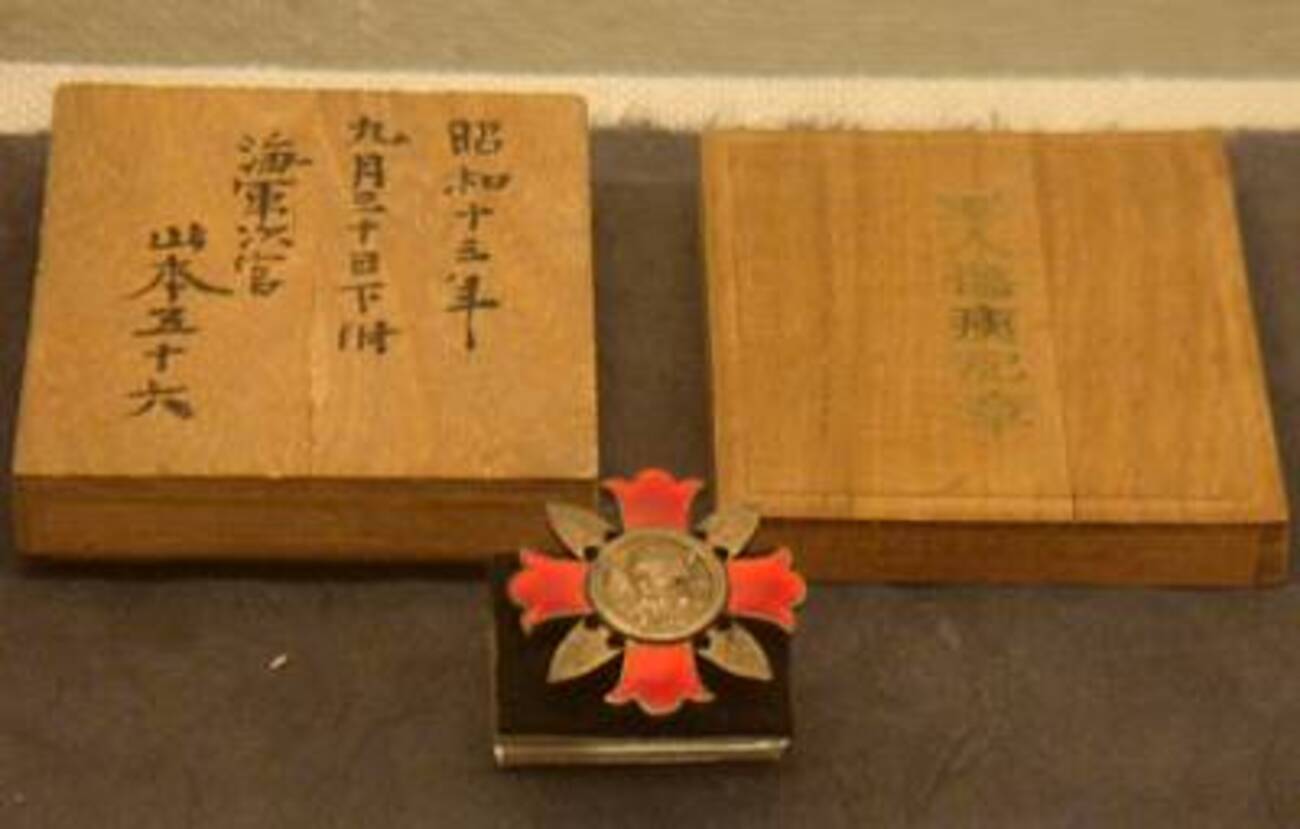日本 山本五十六の「軍人傷痍記章」 - 徽章はバッジにしてピン