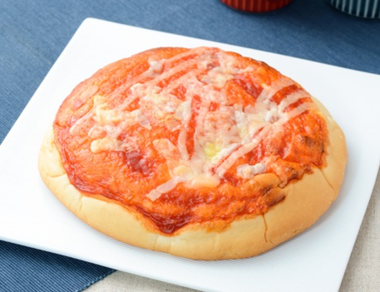 ローソンから「大きなピザパン」が新登場！直径約18cmで大きい、満足度