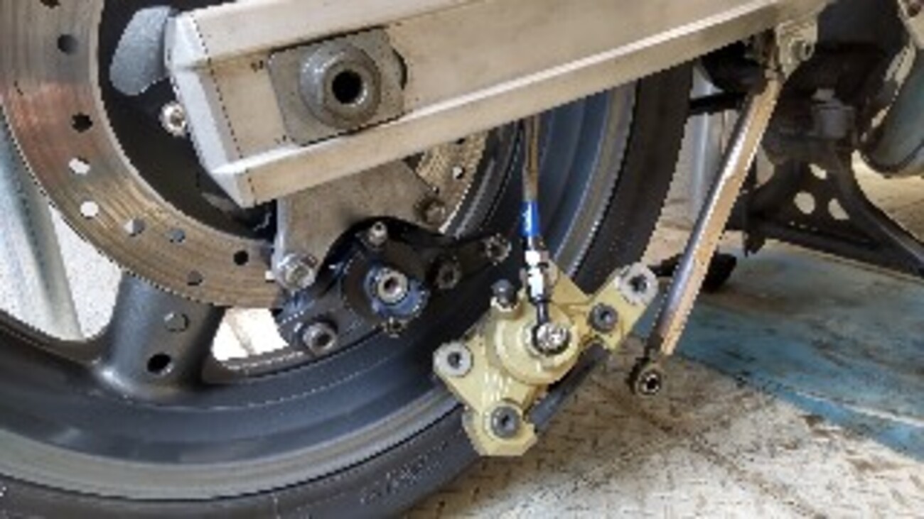 GS1200SS用純正リアブレーキキャリパーの取付け確認（ニッシン リア 