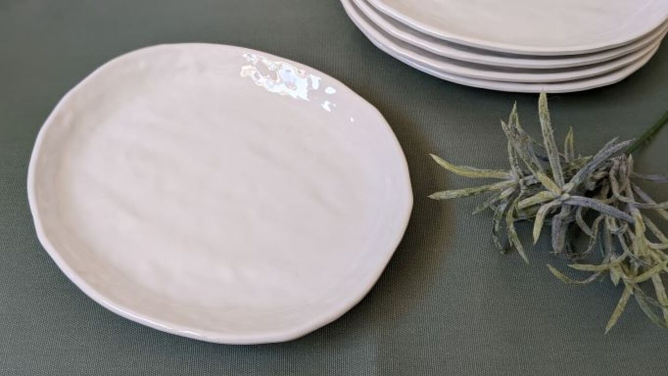 白くて軽くて汚れないプラスチックのお皿たち - ナチュラルなお部屋