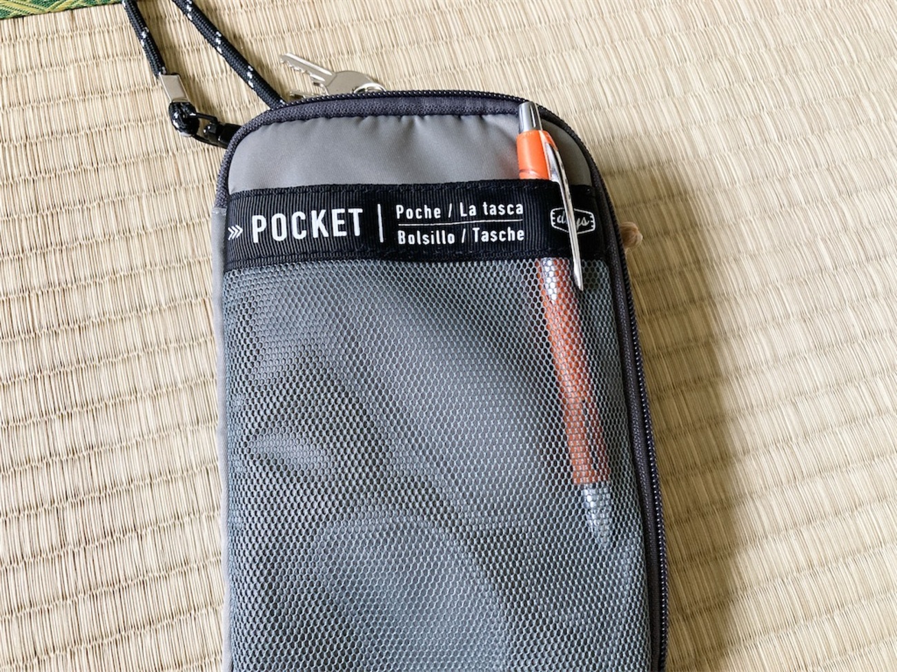 パスポートが入る「スマホショルダー」を海外旅行の貴重品管理に使うと 
