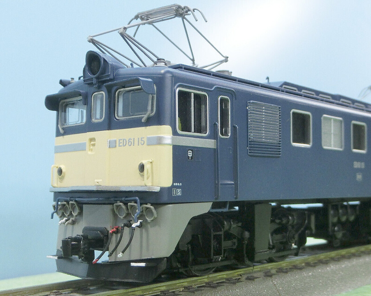 ED61形電気機関車(青) Amazon | 2136 国鉄 ED61形 電気機関車 (青色) ライト点灯・走行