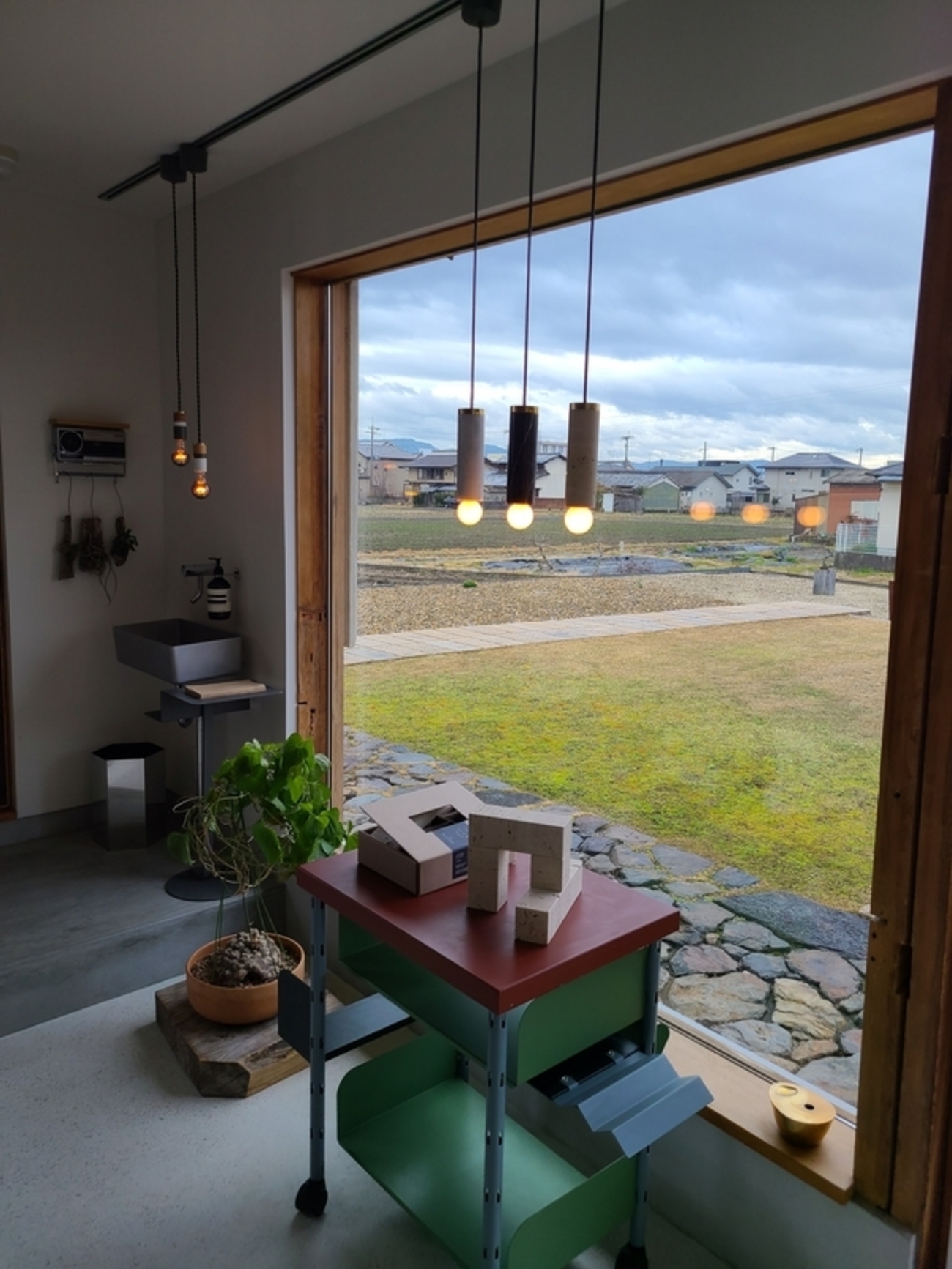 new light pottery - ミッドセンチュリーモダンな家に住む
