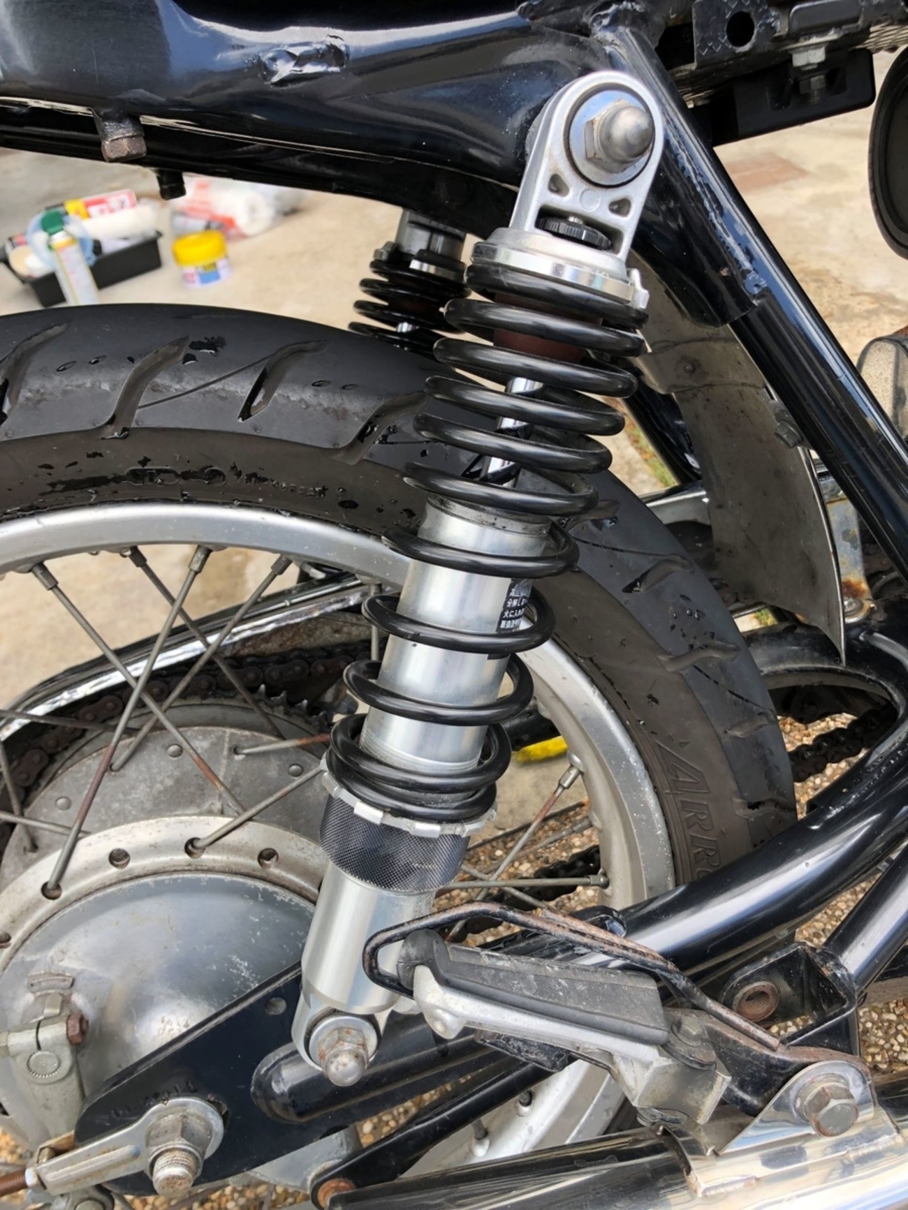 SR400 メンテナンス サスペンション交換 おすすめはKYB製 KGS325 