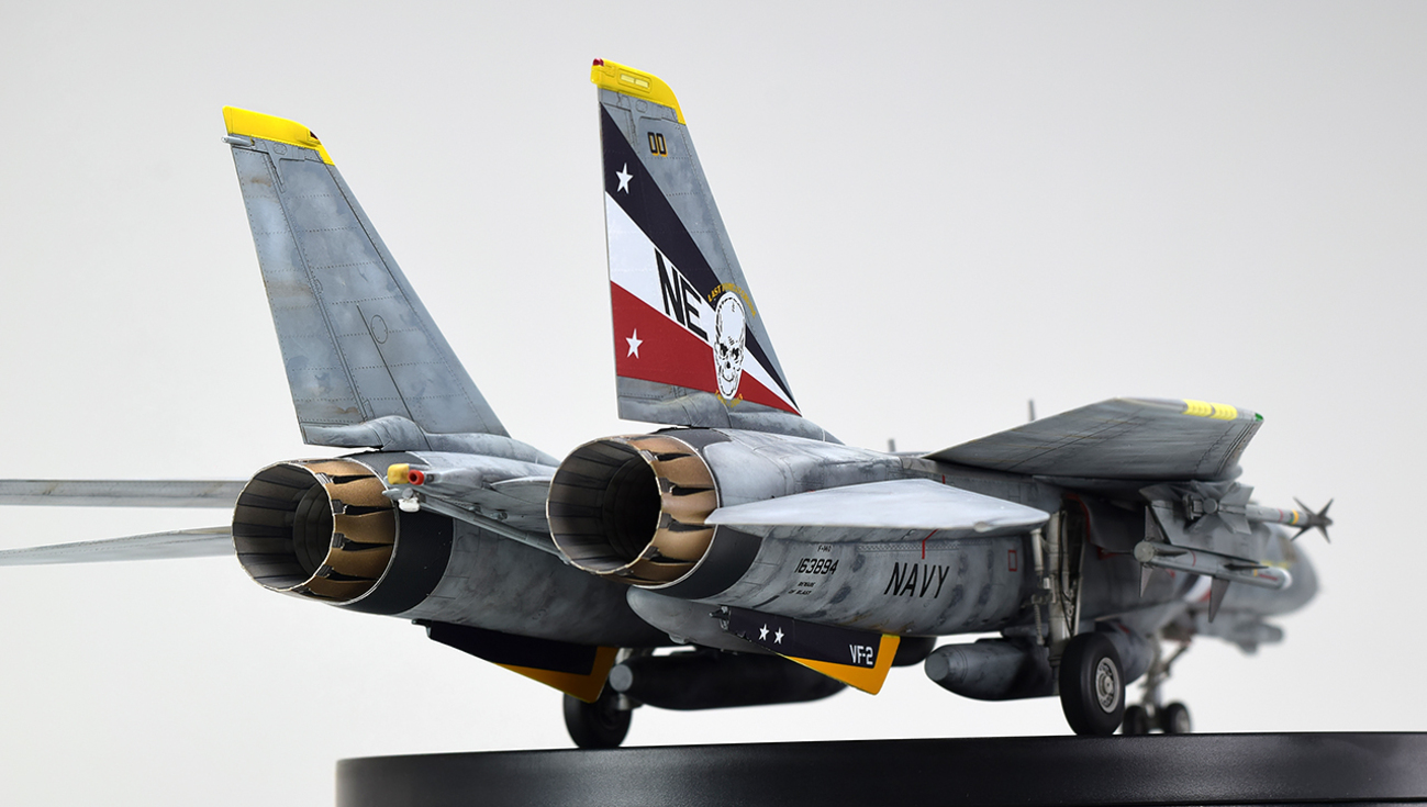 タミヤ1/48 F-14D VF-2バウンティ.ハンターズ仕様　完成品 1/48 F-14D トムキャット バウンティ・ハンターズ完成品｜艦船