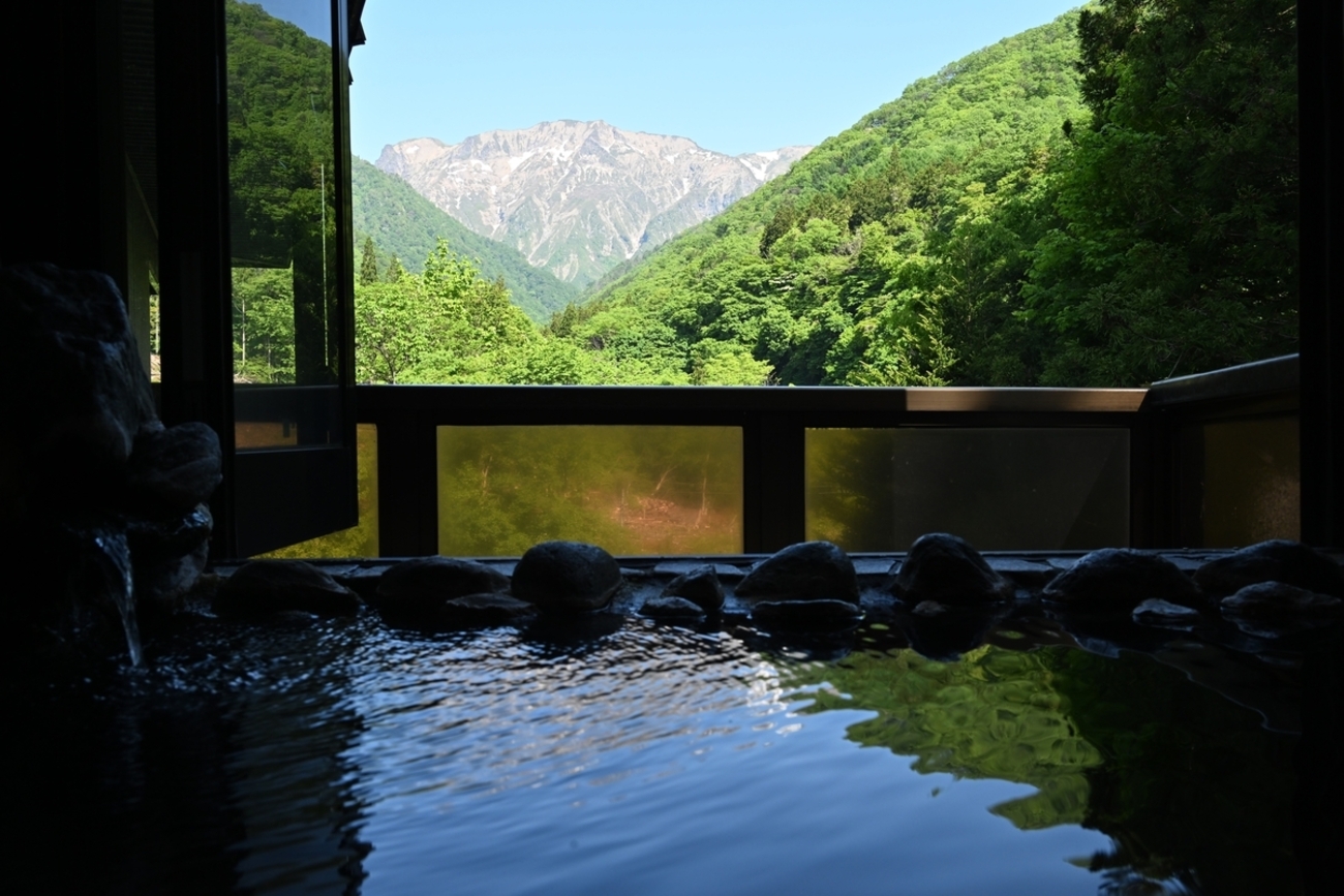 2026年5月 「水上山荘」泊 谷川岳の眺望とぬる湯かけ流し温泉が素晴らしい!半露天風呂付・和室の宿泊記。