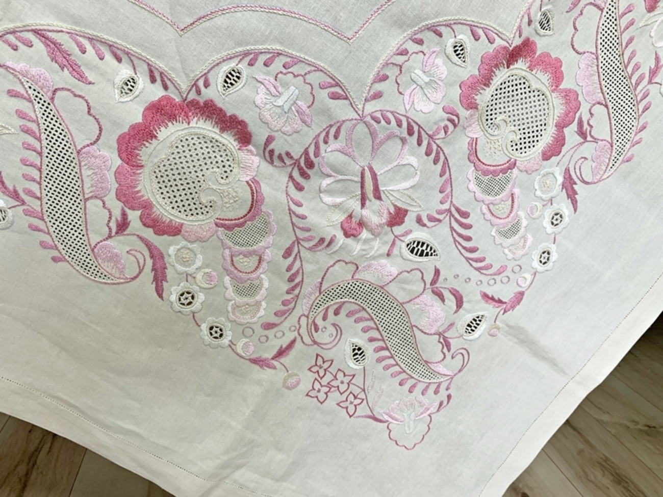 カットワークのあるフランス刺繍 - 日がな一日 手仕事 アンティーク 