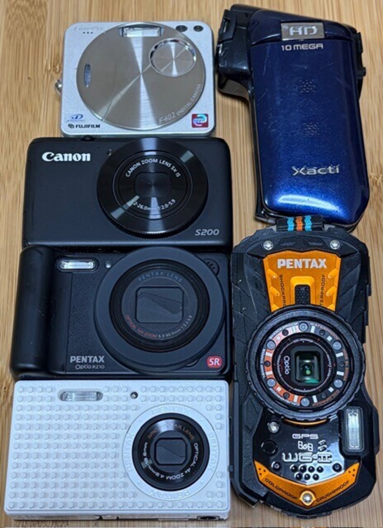 m*m様 デジカメ コンデジ まとめ売り トイデジのKODAK CHARMERAが気になるので、歴代コンデジを並べてみた