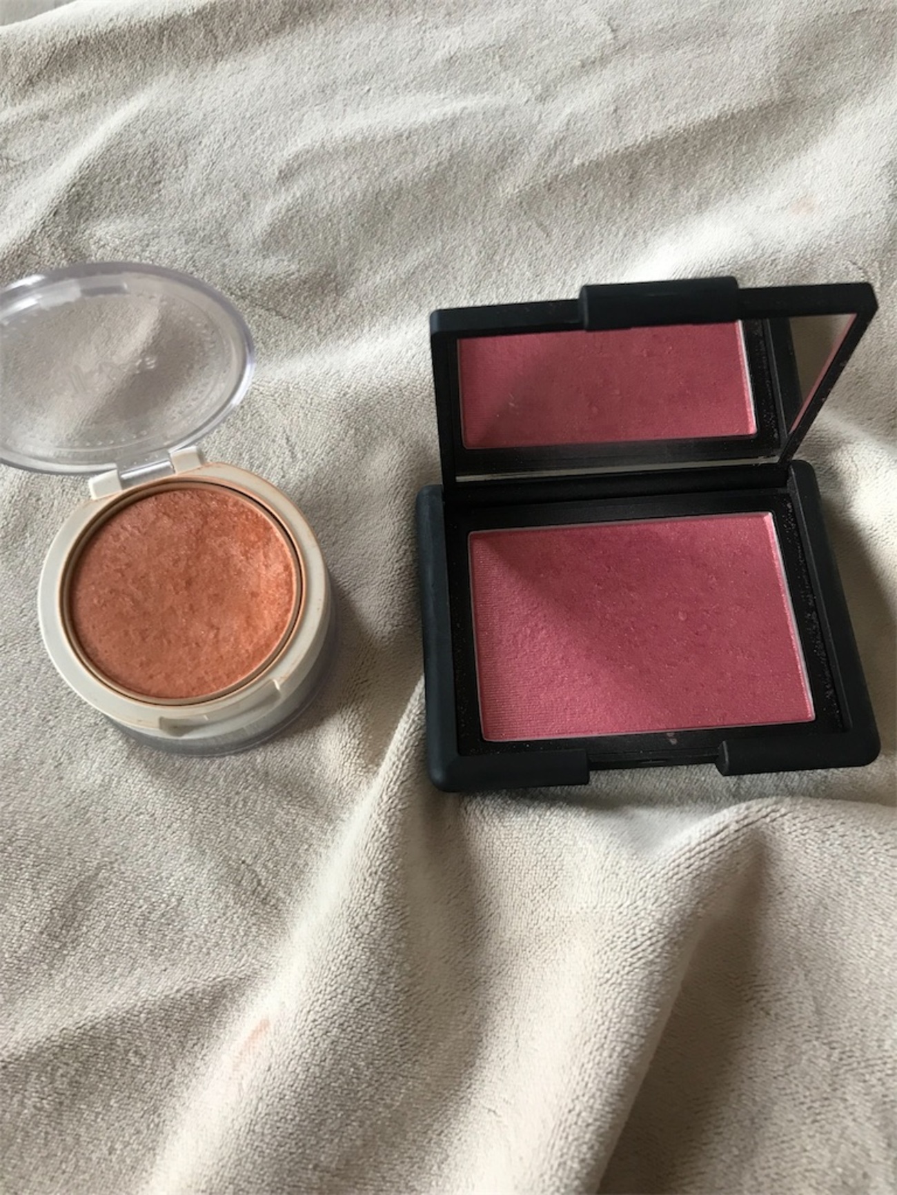 エテュセのチークのラメ感がアレに似ている… - 平日腰掛けOLのメモ帳