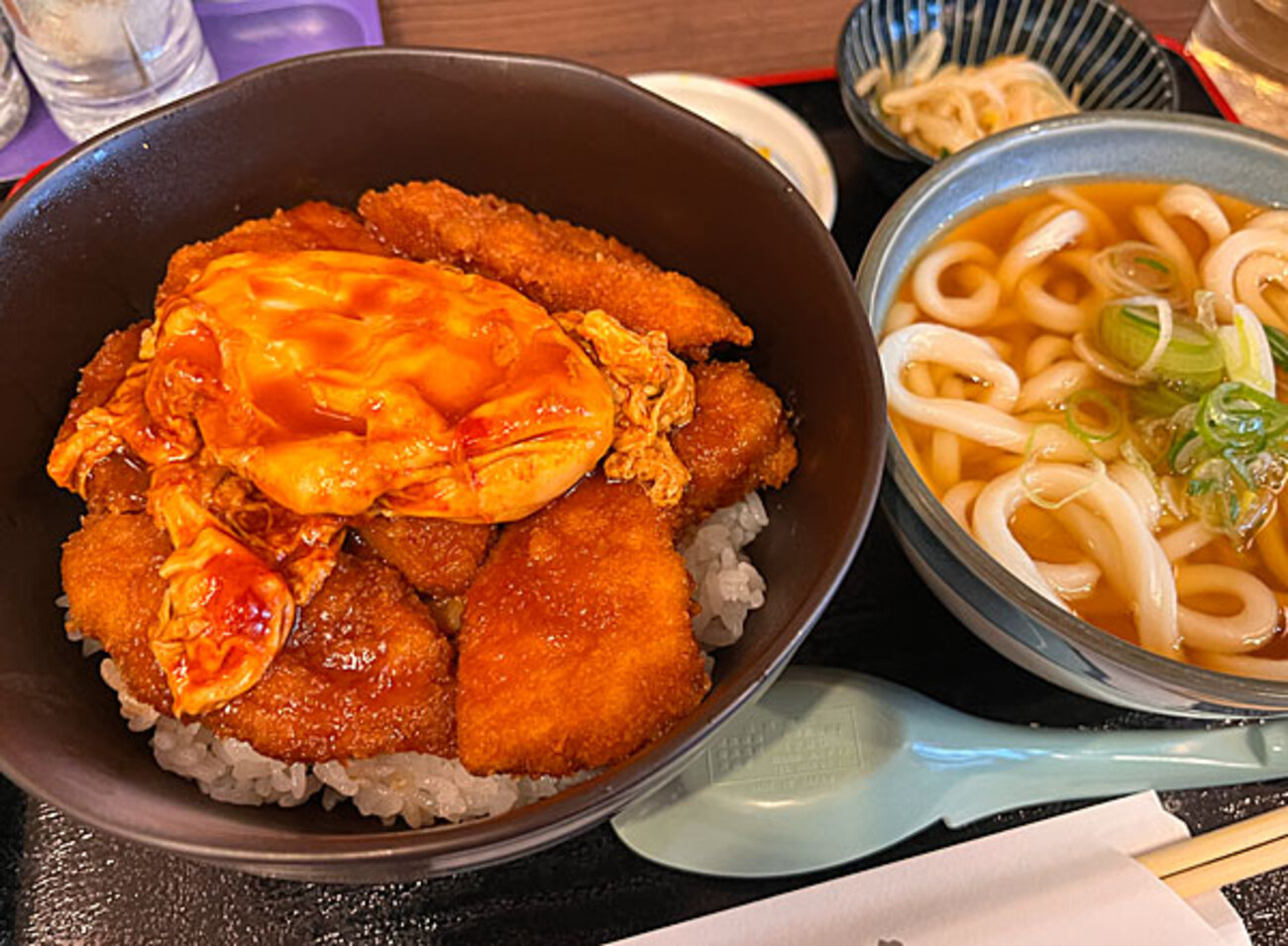 老舗人気店「鶴岡屋 本店」の名物・上カツ丼 ミニうどんセット