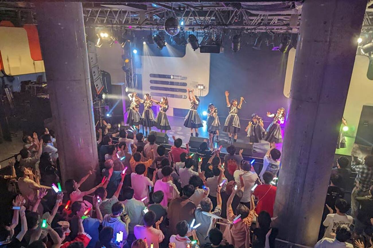 JS　ライブ配信チラ 最前列より近い “神席” でライブ参加！？ 普段とは違うアングルでヲタ活ができるVRフェス配信の裏側に潜入 - ITをもっと身近に。ソフトバンクニュース
