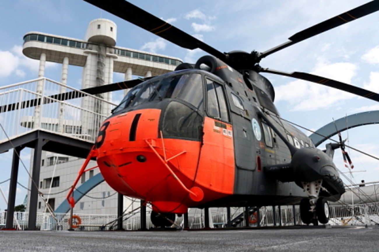 愛知県】南極観測船ふじ甲板上のS-61A - 用廃機ハンターが行く！