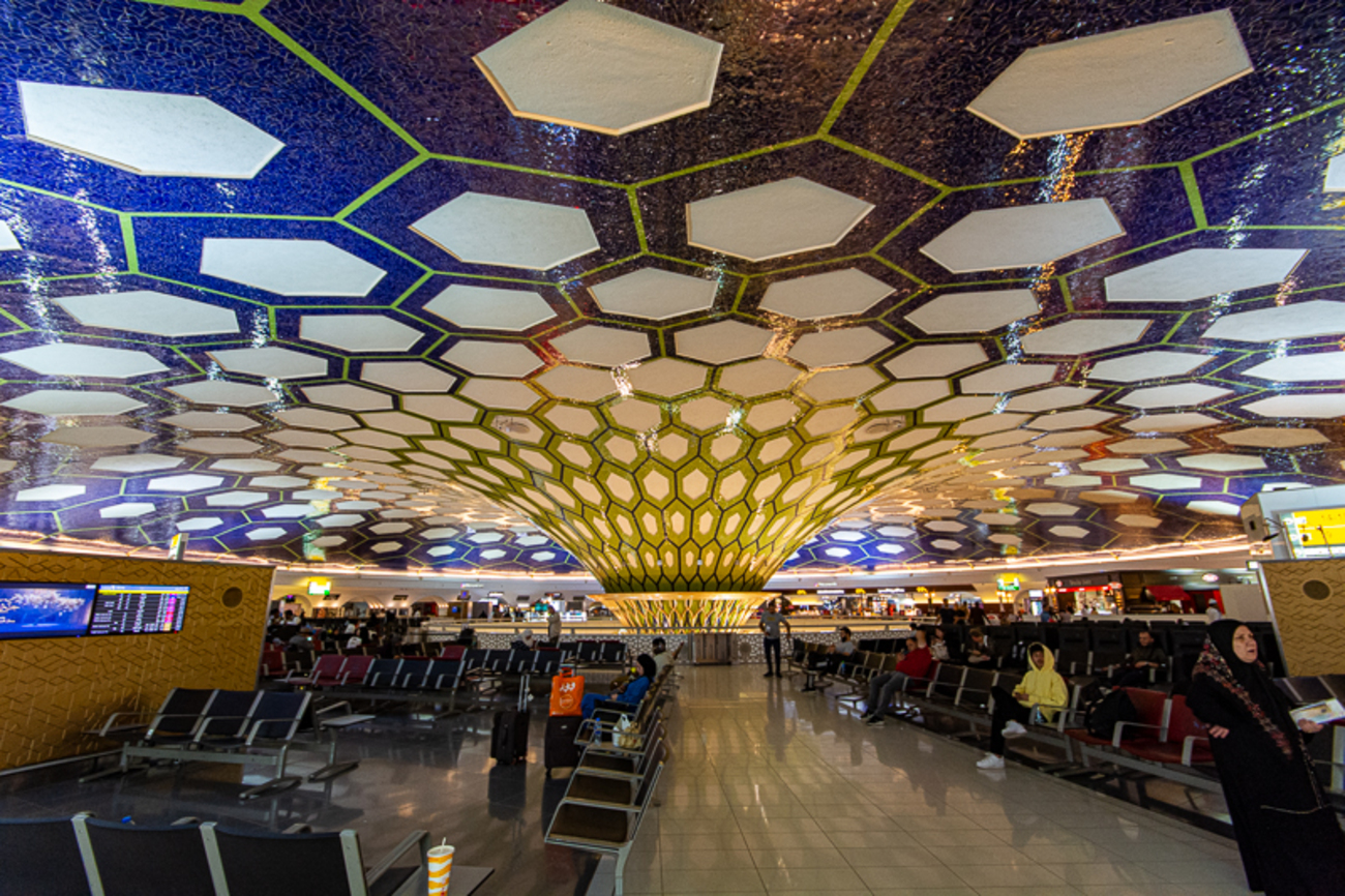 アブダビ国際空港で空港泊！【出発ロビーで寝る】 - 世界をふらっと旅しよう