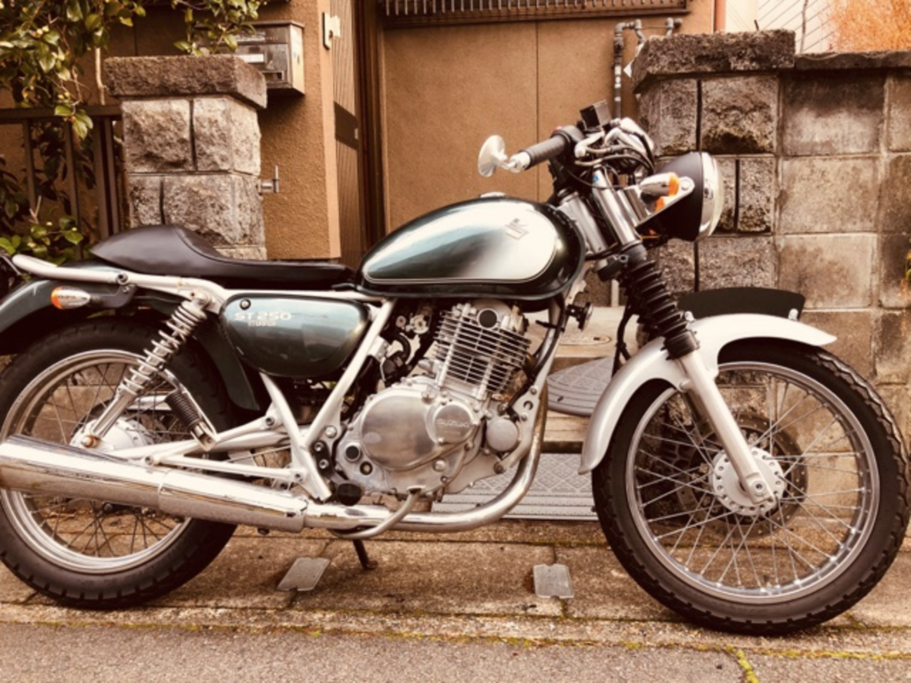 追記】ST250にカフェシートを取り付け！専用シート交換やグラス 