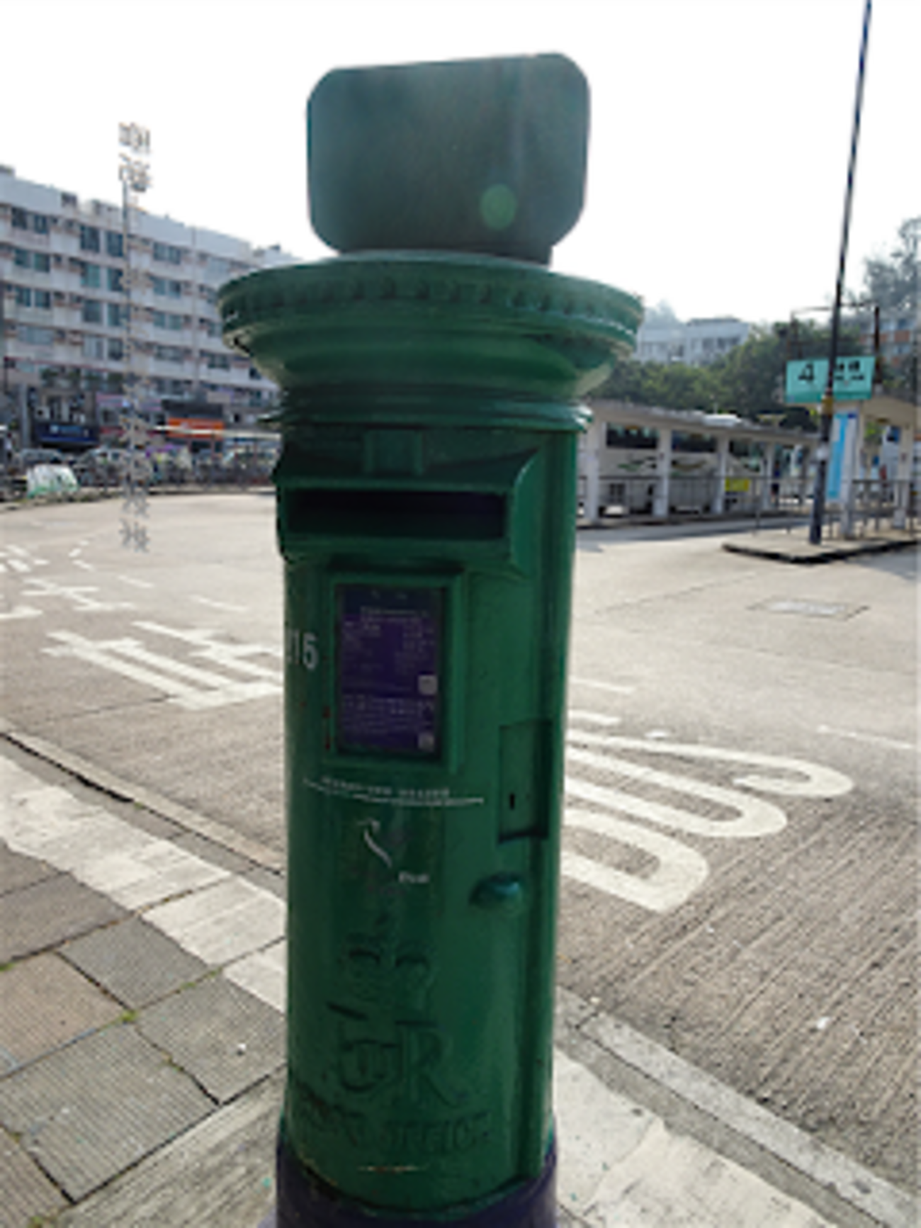 梅窩（ムイオー）のフェリー乗り場の前に王室の紋章が刻まれた郵便ポストが佇んでます！ - 香港＋いろいろさんぽ☆快快楽楽