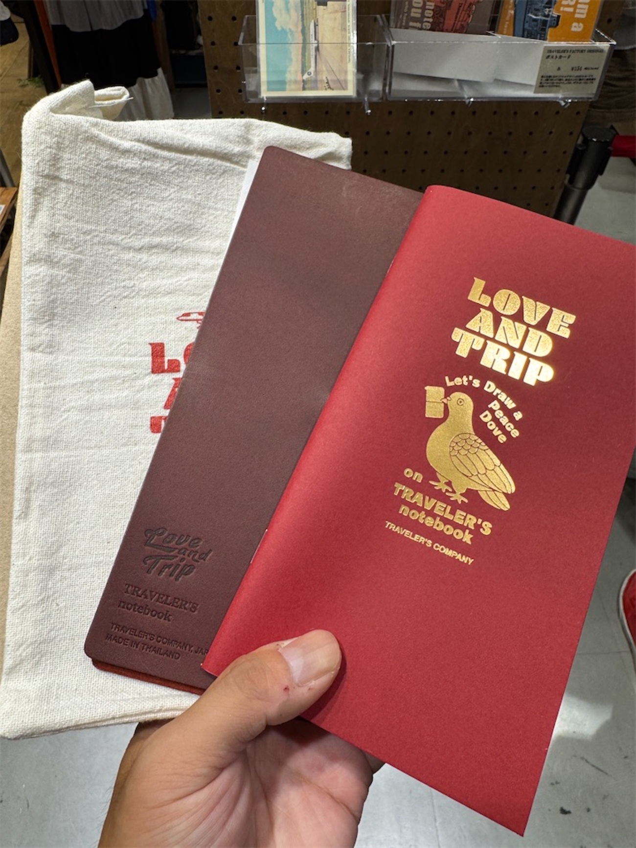 LOVE AND TRIP トラベラーズノートの「赤」を東京駅トラベラーズ 