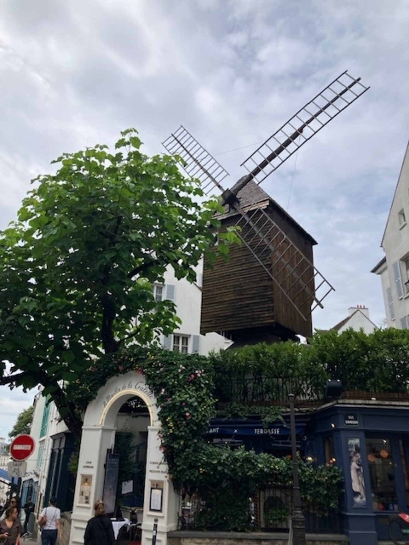芸術家が愛したパリの街、モンマルトルの丘を満喫 - フランスの北西の
