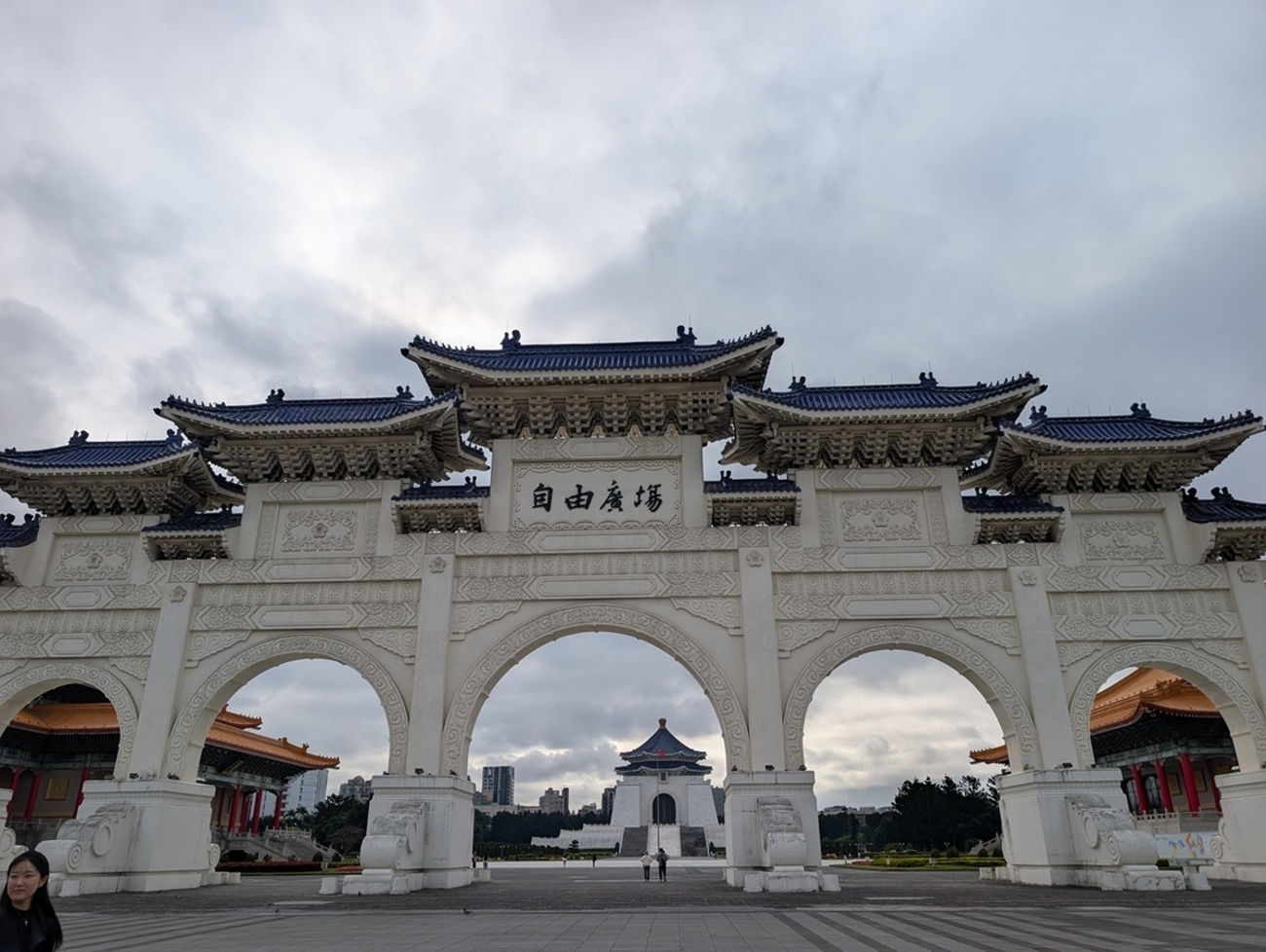 台北の文化体験スポット2選｜龍山寺の台湾式参拝と中正紀念堂の衛兵パレード見学ガイド