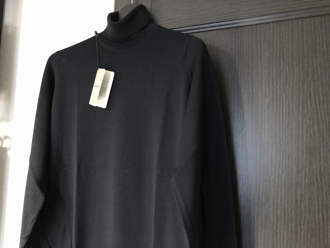 JohnSmedley(ジョンスメドレー)のタートルネックニットを