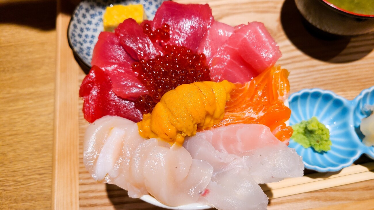みこ食堂@新橋】贅沢海鮮を味わえる立食い海鮮丼専門店でランチ