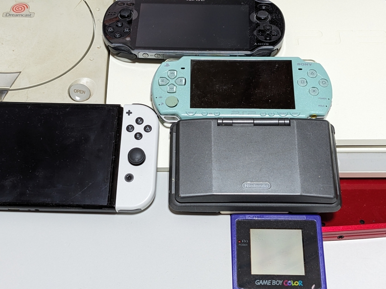 最新のゲーム機が高すぎるので、2万円未満で買えるゲーム機で遊ぶこと 