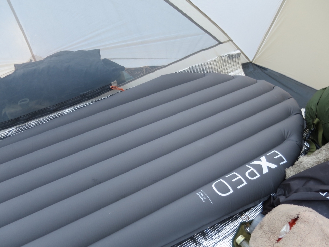 ダウンが入ったエアマットの運用と考察:< EXPED Ultra7R> - 天幕日記