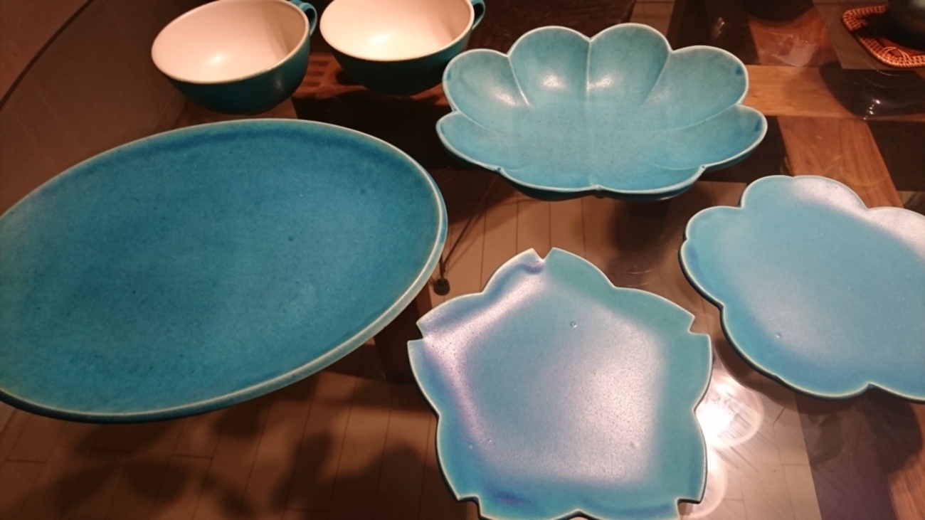 やちむんの里（大嶺工房（ギャラリー囍屋）でペルシャブルーの器と 