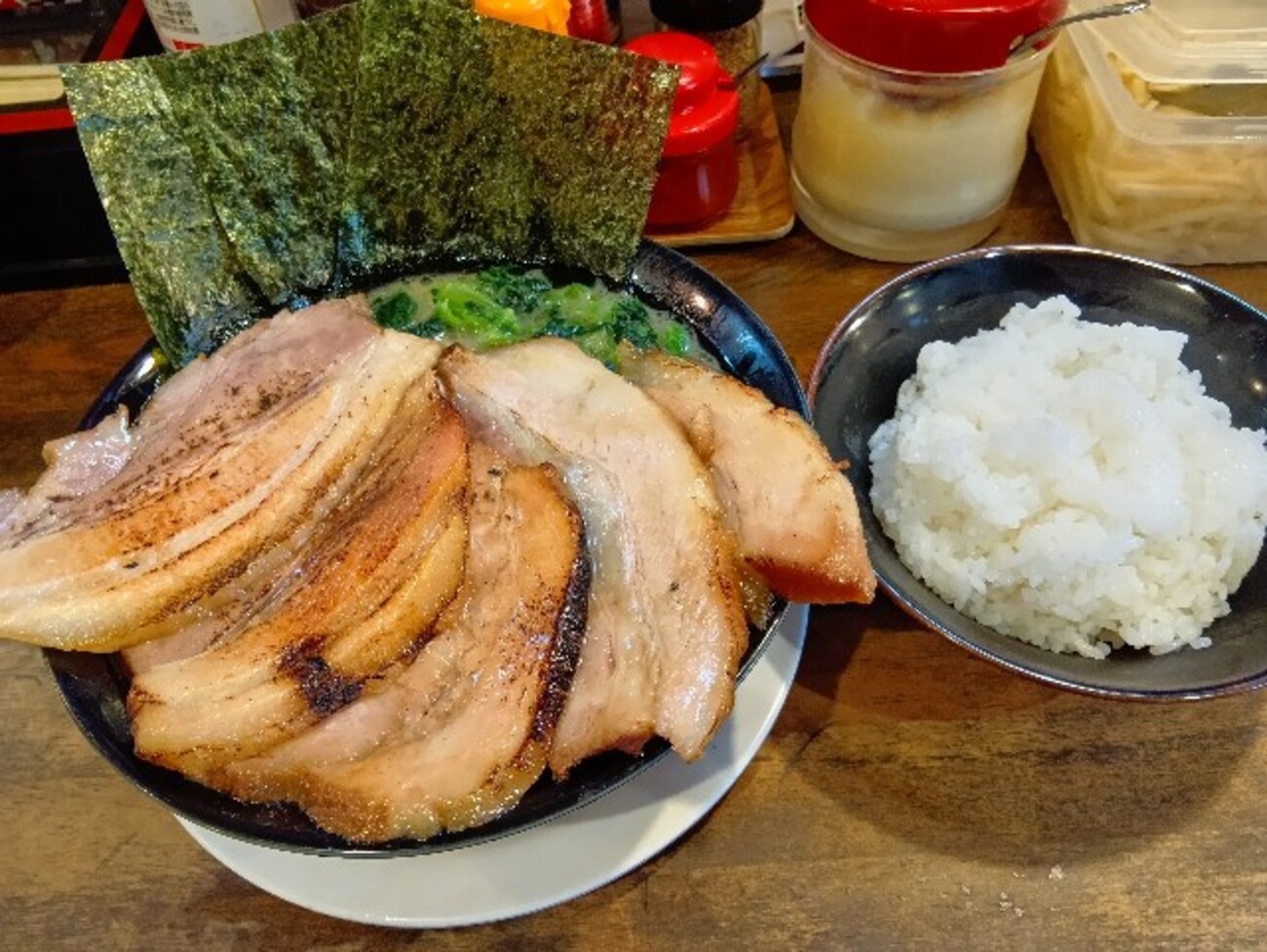 豚小屋('69伊/仏) 暁家にて豚骨醤油チャーシューめん・ライス大盛×2杯(無料)・ほうれん草