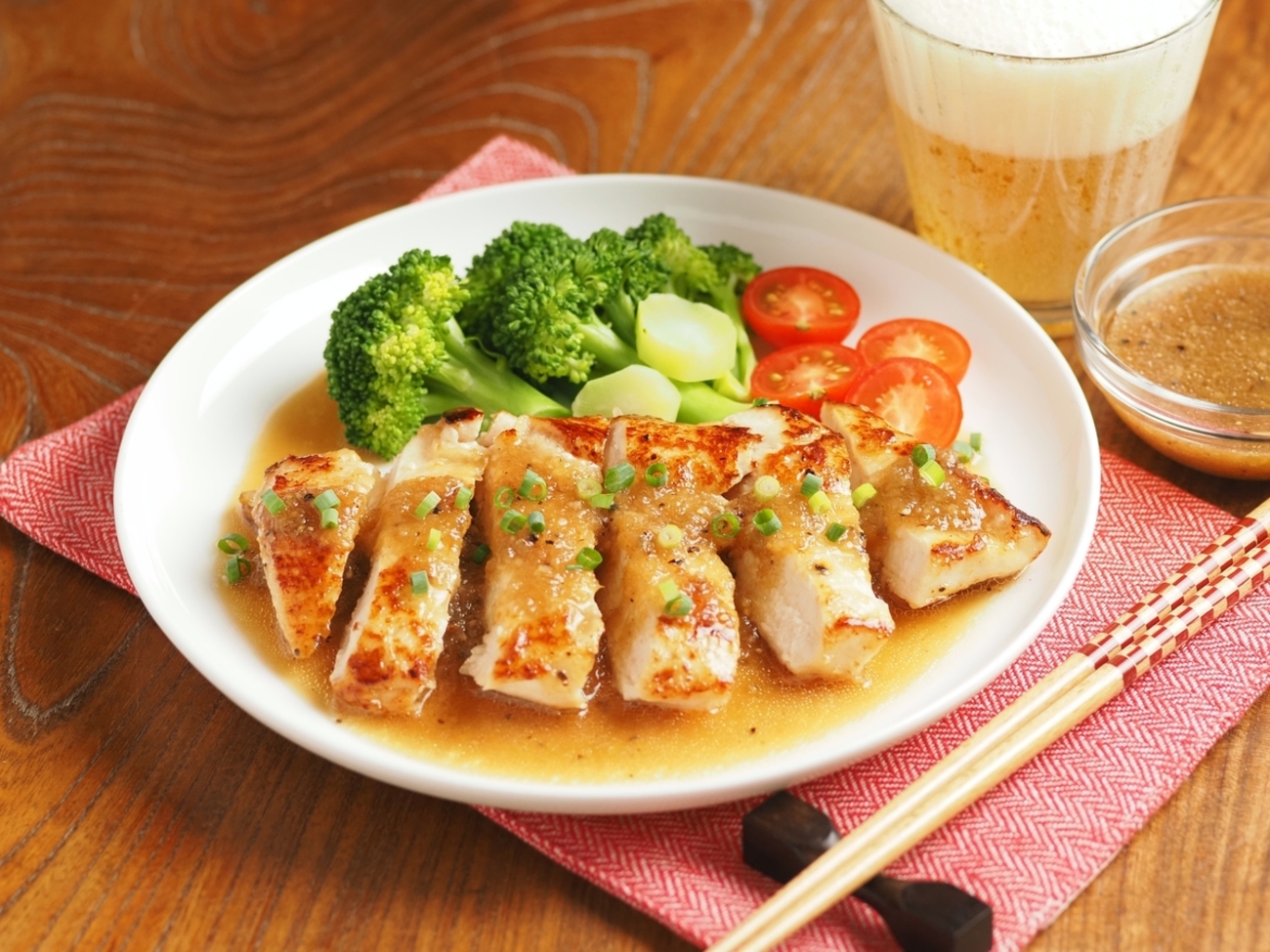 レンジ100秒のオニオンソースで、鶏むね肉が激ウマ「チキンステーキ」に。野菜にかけてもウマい【筋肉料理人】 - メシ通 | ホットペッパーグルメ
