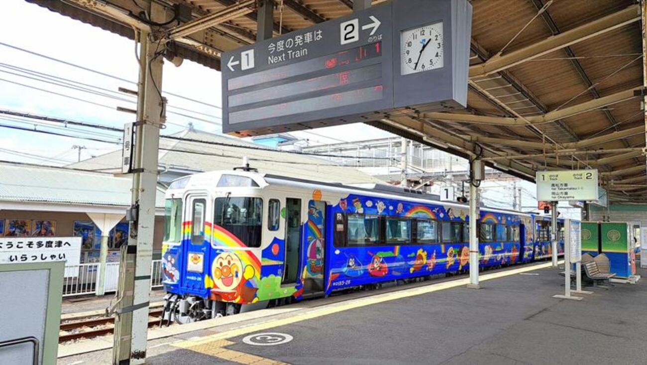 発車前の瀬戸大橋アンパンマントロッコ - JR撮影日記