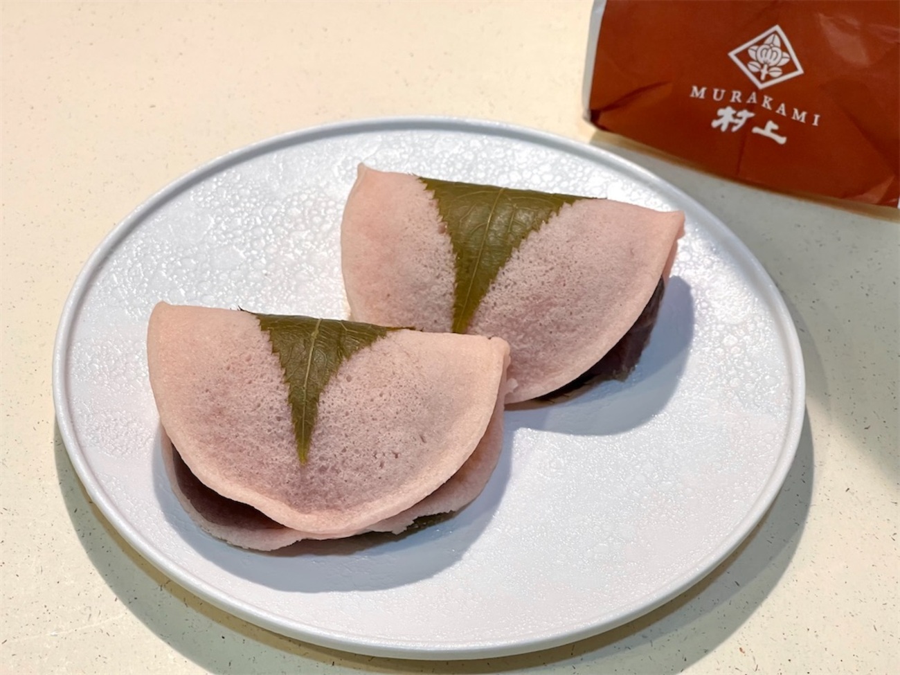 桜餅 桜もちは墨田区発祥らしい。 … … … というのを吉岡さんから知り