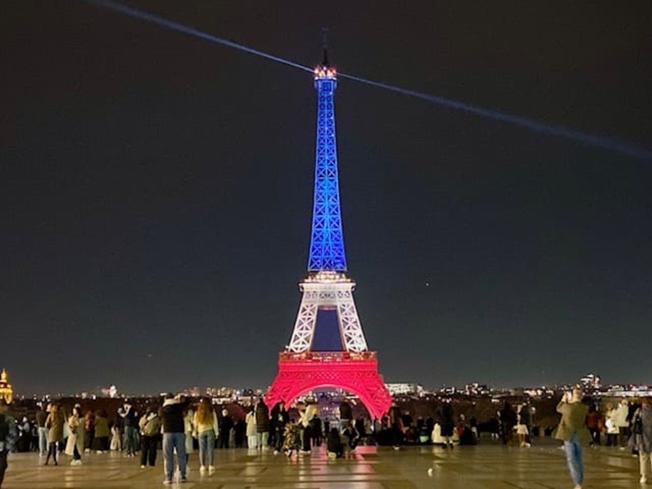 エッフェル塔トリコロール点灯 フランス国旗色の意味とパリ同時多発 