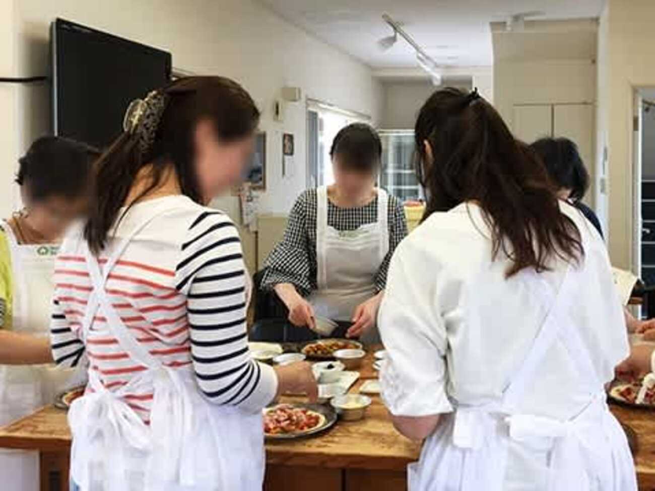 パン作りを初めてまだ間もない初級クラスです。初級といえどこんなに立派なピッツァを生地から作ります。 - 惠のパンとお菓子大好き別冊