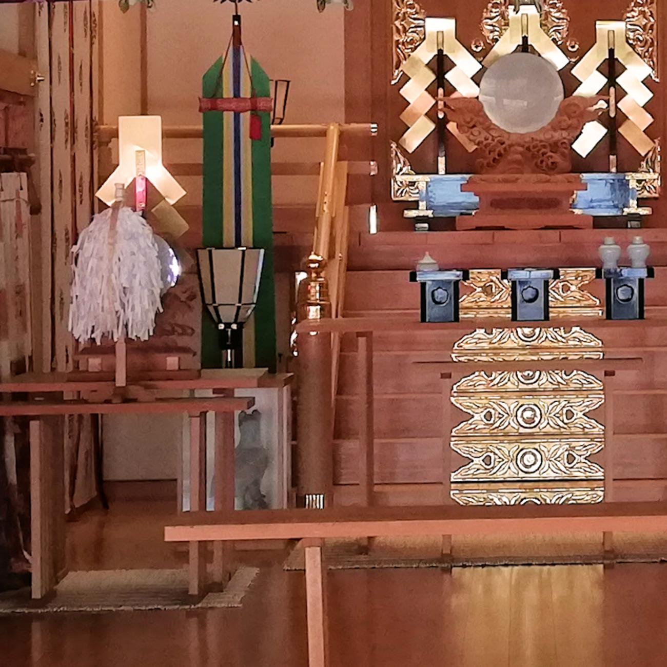 連休も近いし神社めぐりのときには本殿内部を観察してみてはどうだろう 