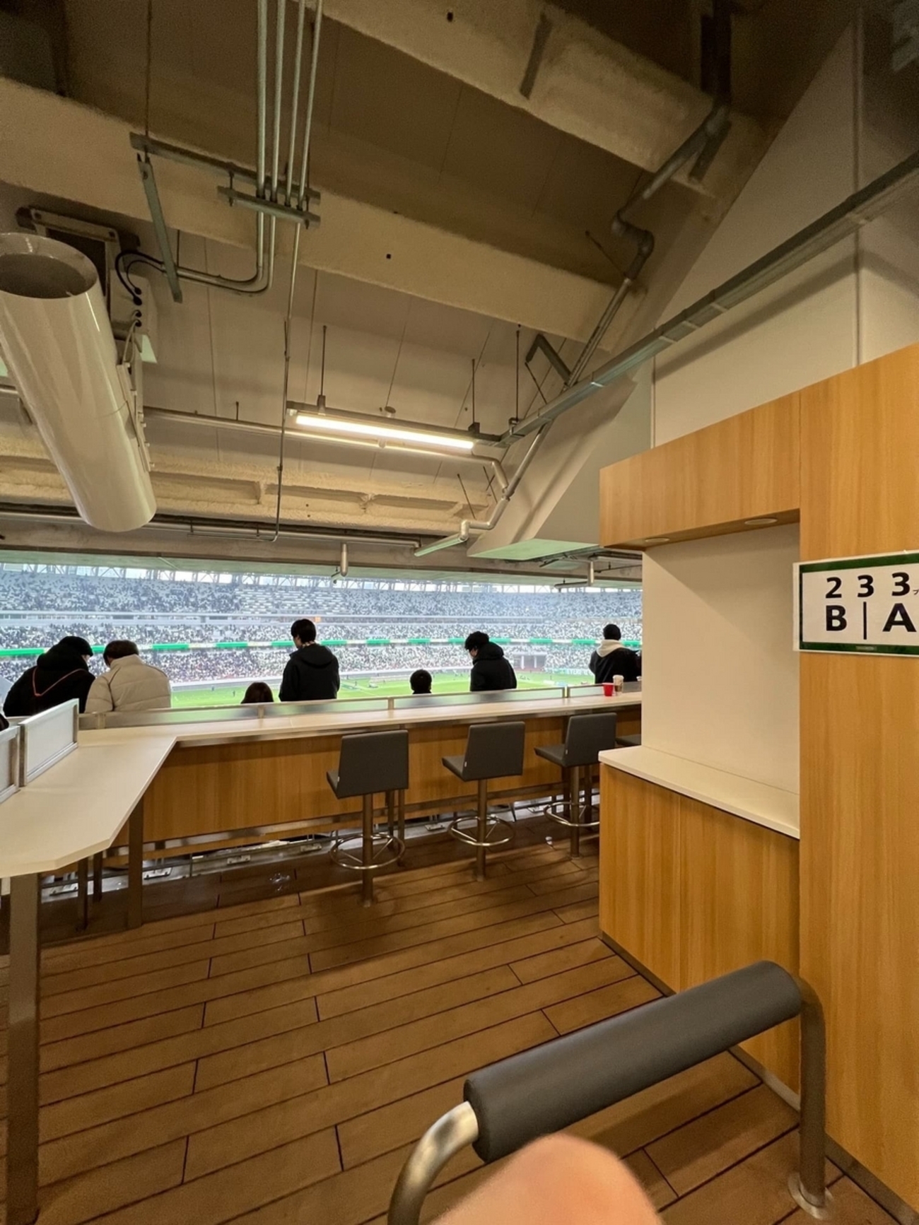 国立競技場のテラスシートの見え方」広々としたテーブルで優雅に観戦 