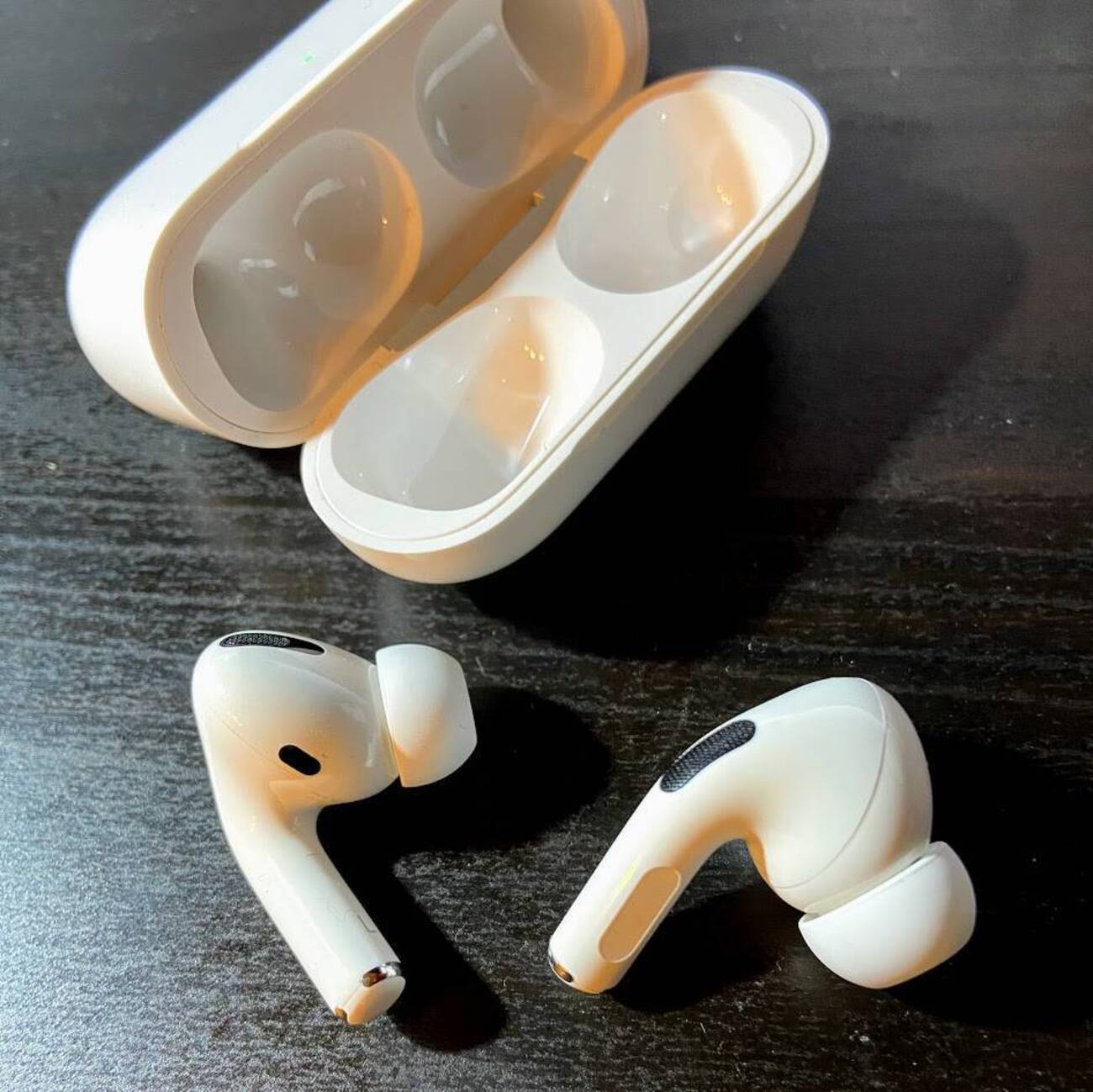 AirPods ホワイト ノイズキャンあり 傷あり AirPods ホワイト ノイズキャンあり 傷あり - メルカリ