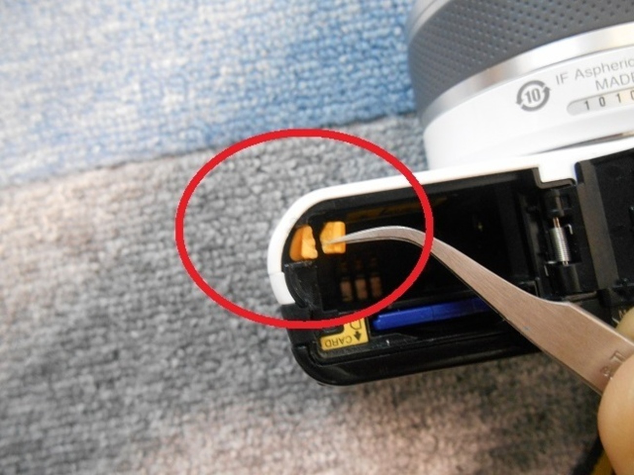 Nikon 1 J1のバッテリーをロックするツメが折れる - yorokinoko（よろ