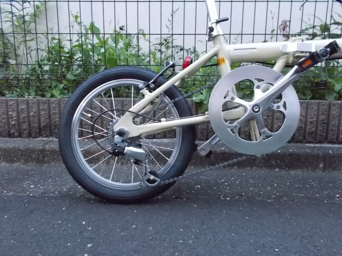キャプテンスタッグ16インチ折りたたみ自転車のチェーンリングと 