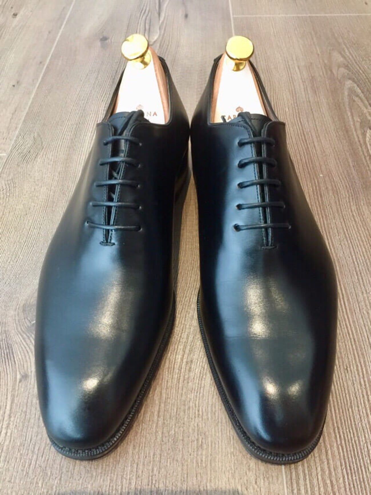 スペインのカルミナ（CARMINA）で黒のホールカットを購入しました 