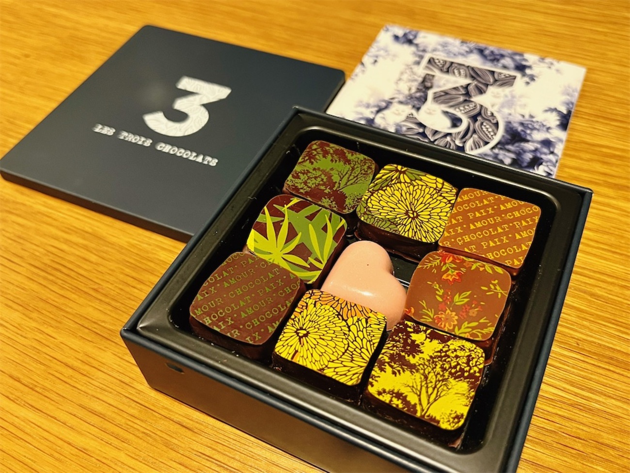 LES TROIS CHOCOLATS PARIS レトロワショコラパリ2024コフレ - chocologue