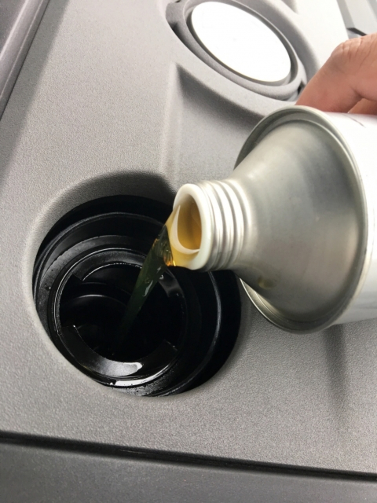 開封済みエンジンオイルはいつまで持つ？劣化の真実と正しい保管 