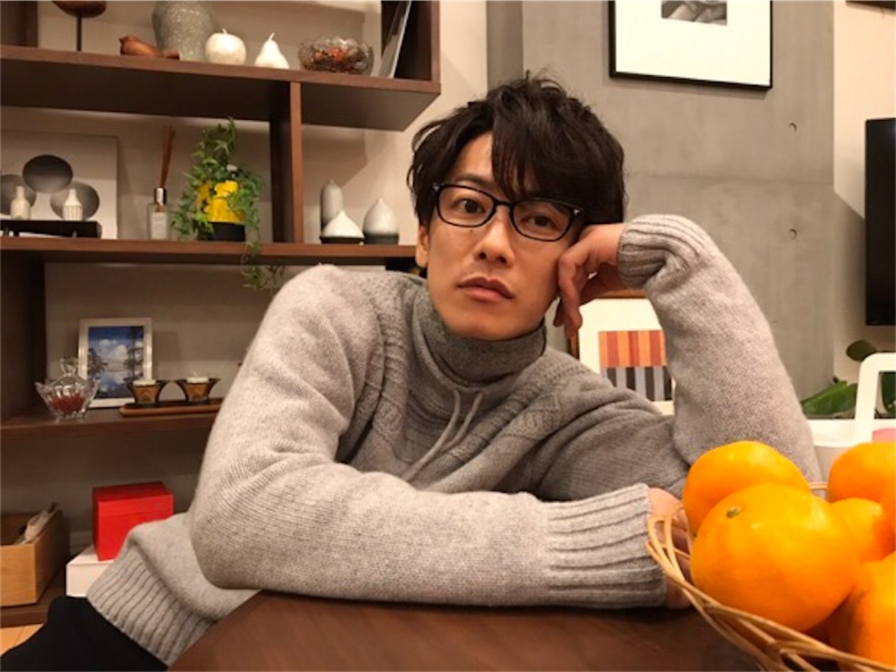 佐藤健の眼鏡がお洒落過ぎる！SUGARでも愛用するメガネブランドは 