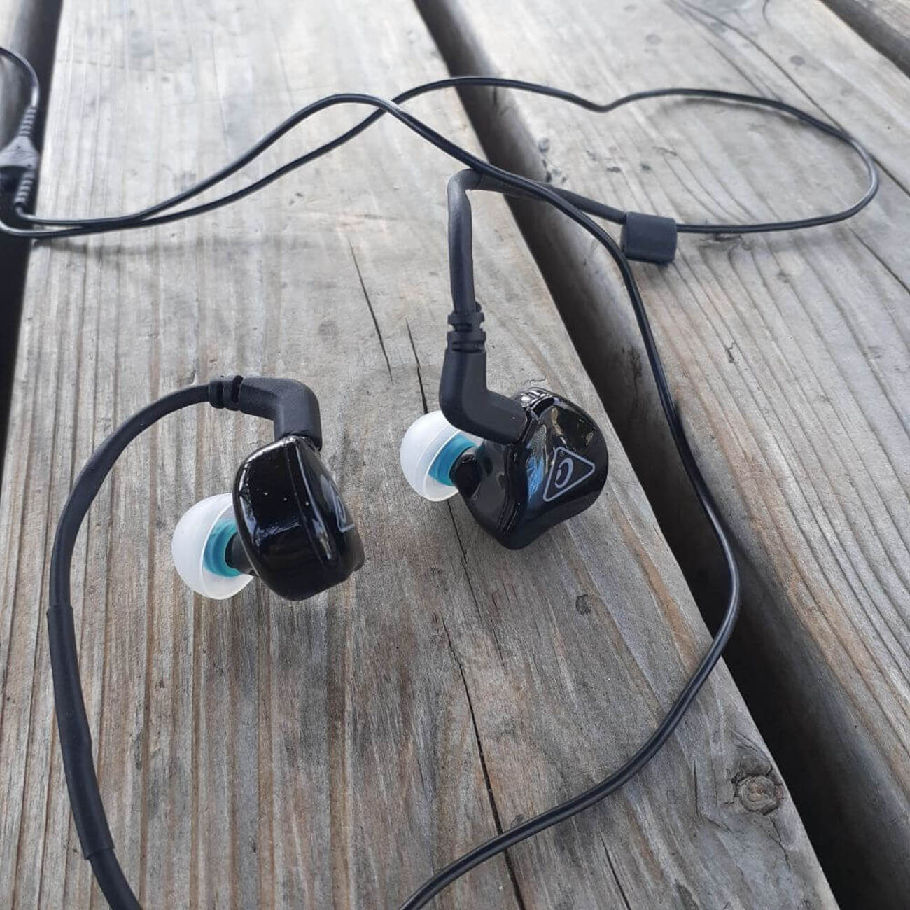 Behringer MO240: A well-ventilated and wide sound field. Low