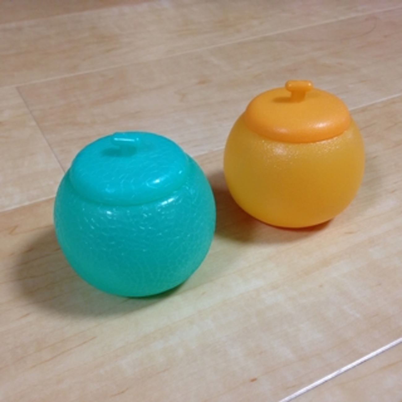 メロン型カップ(容器)に入ったアイス、オレンジ型も - ただ メロン型カップ(容器)に入ったアイス、オレンジ型も - ただ