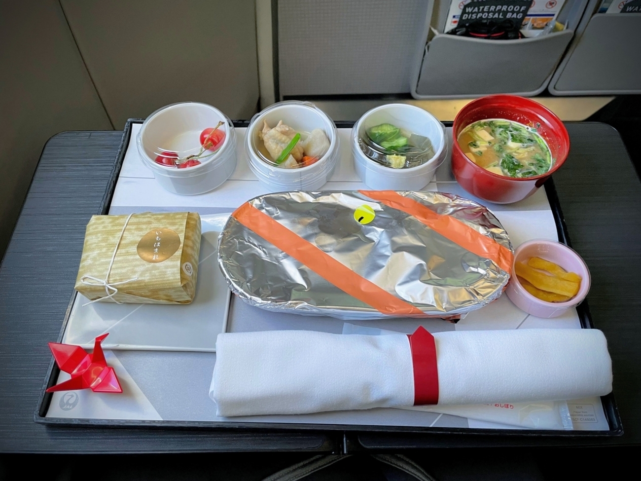 JAL国内線ファーストクラス、コロナ禍は泡ワインはプラカップ提供だっ