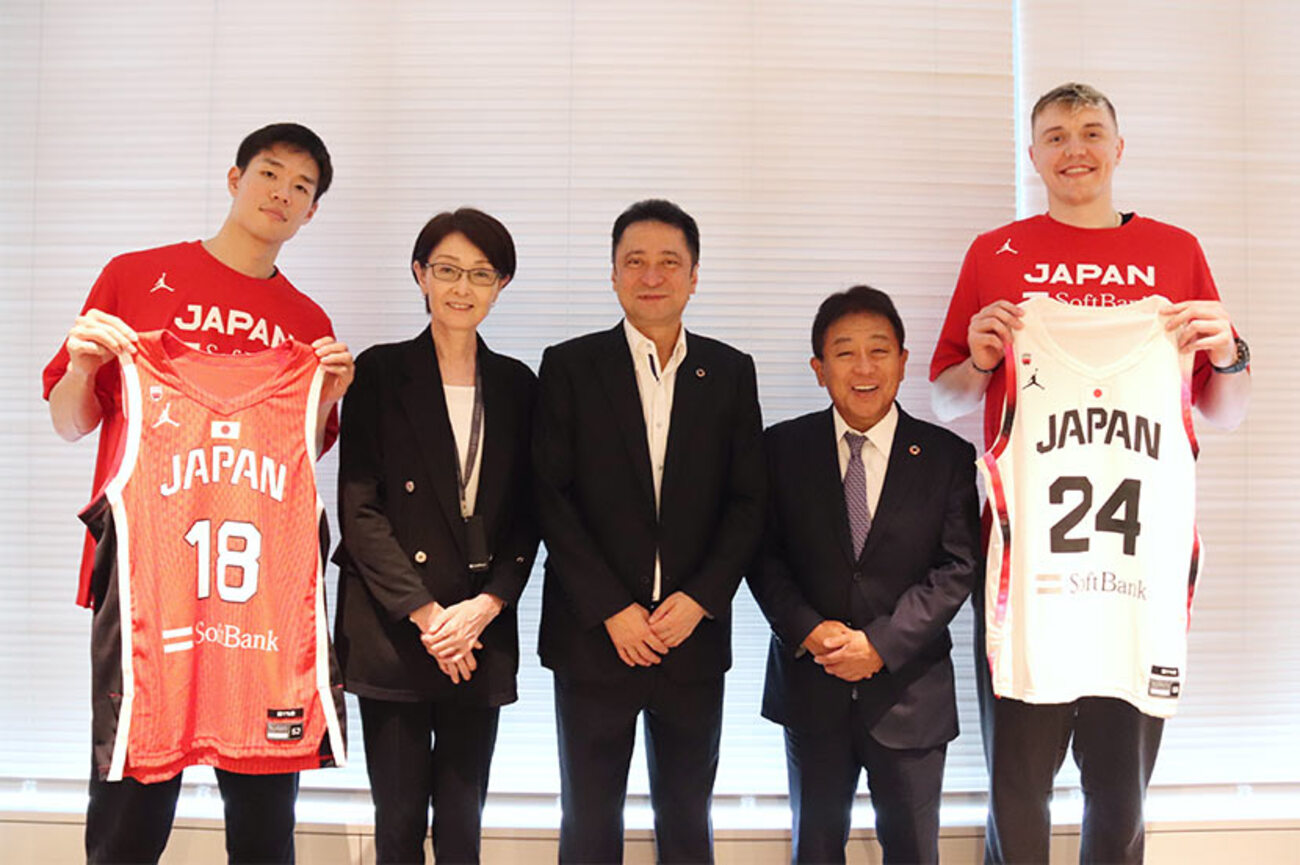 バスケットボール男子日本代表の馬場選手とホーキンソン選手がソフトバンク竹芝本社でユニフォームを贈呈 - ITをもっと身近に。ソフトバンクニュース