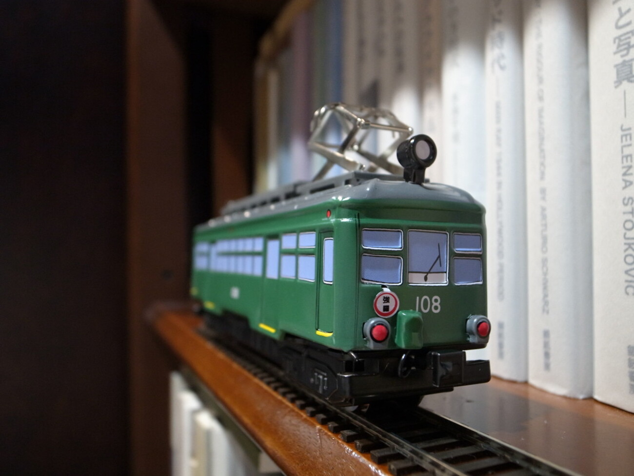 ブリキの箱根登山鉄道 - マン・レイと余白で