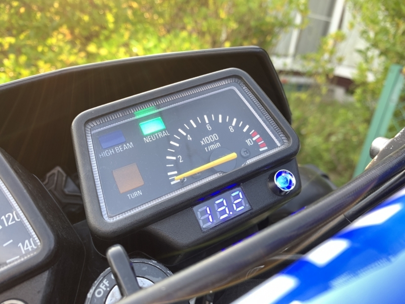 XT250T流用タコメーターに汎用電圧計を埋め込んだ - 鈍速巡航