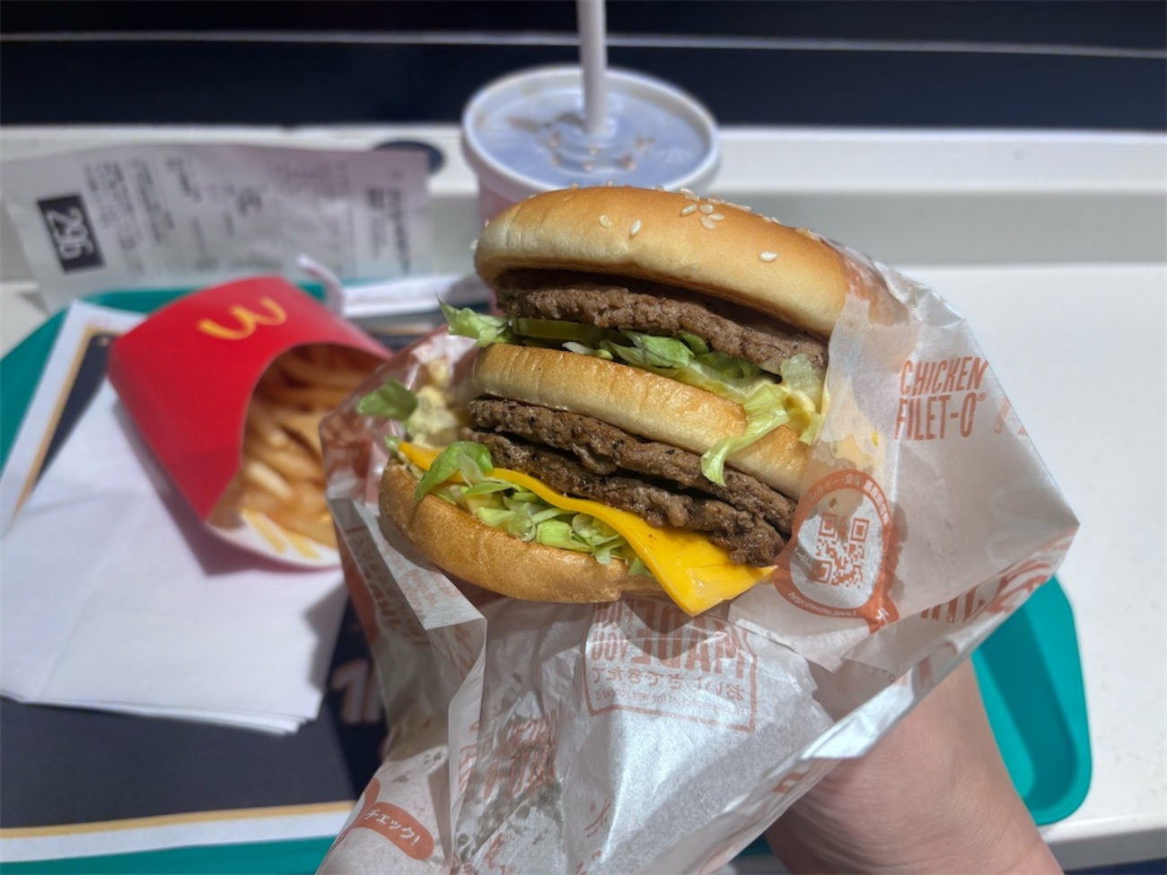 夕方のお楽しみ倍ビッグマックの玉ねぎ、ピクルス、ソースマシマシで 
