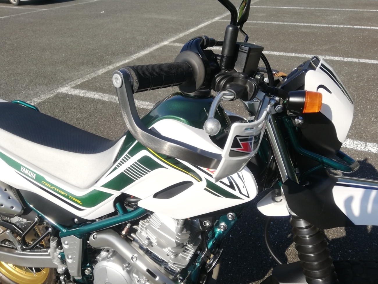 セローのハンドガードがようやく到着 - F700GS-林道＆整備記録
